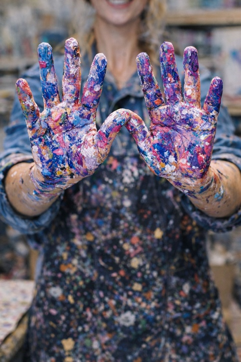 Brudne ręce, czysta głowa – Arteterapia w fartuchu